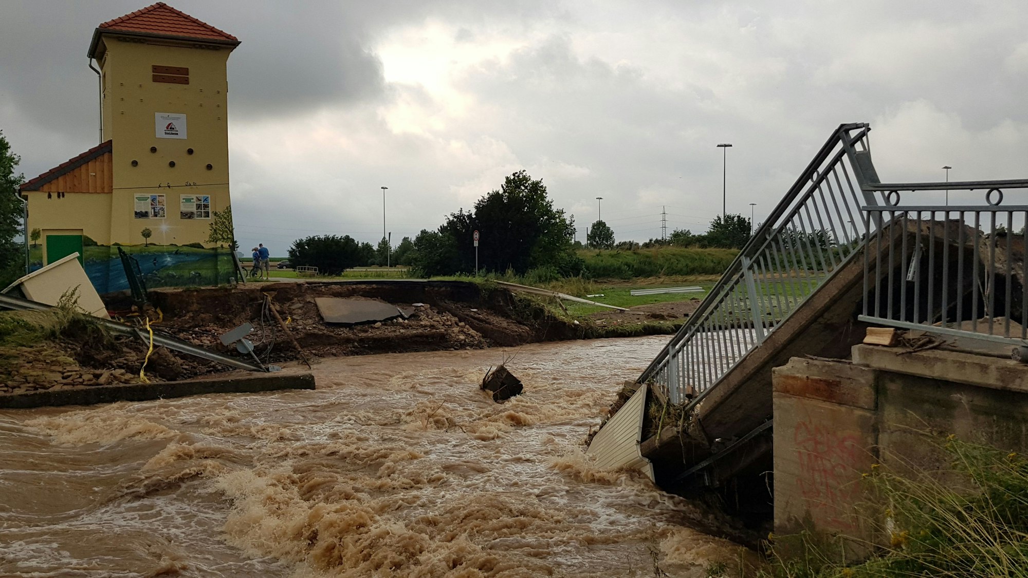 Bei der Flutkatastrophe wurde die Erftbrücke in Stotzheim zerstört.