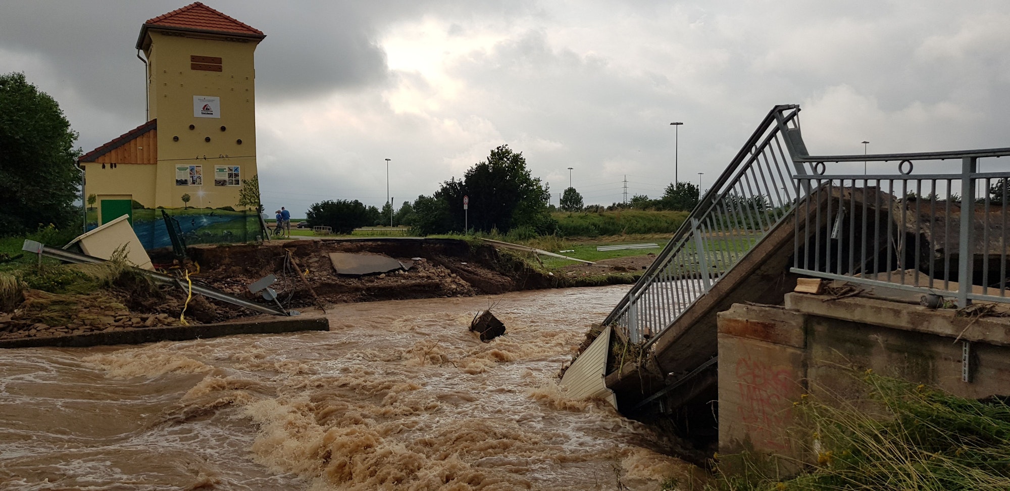 Das Bild zeigt die durch die Wassermassen zerstörte Brücke bei Stotzheim.