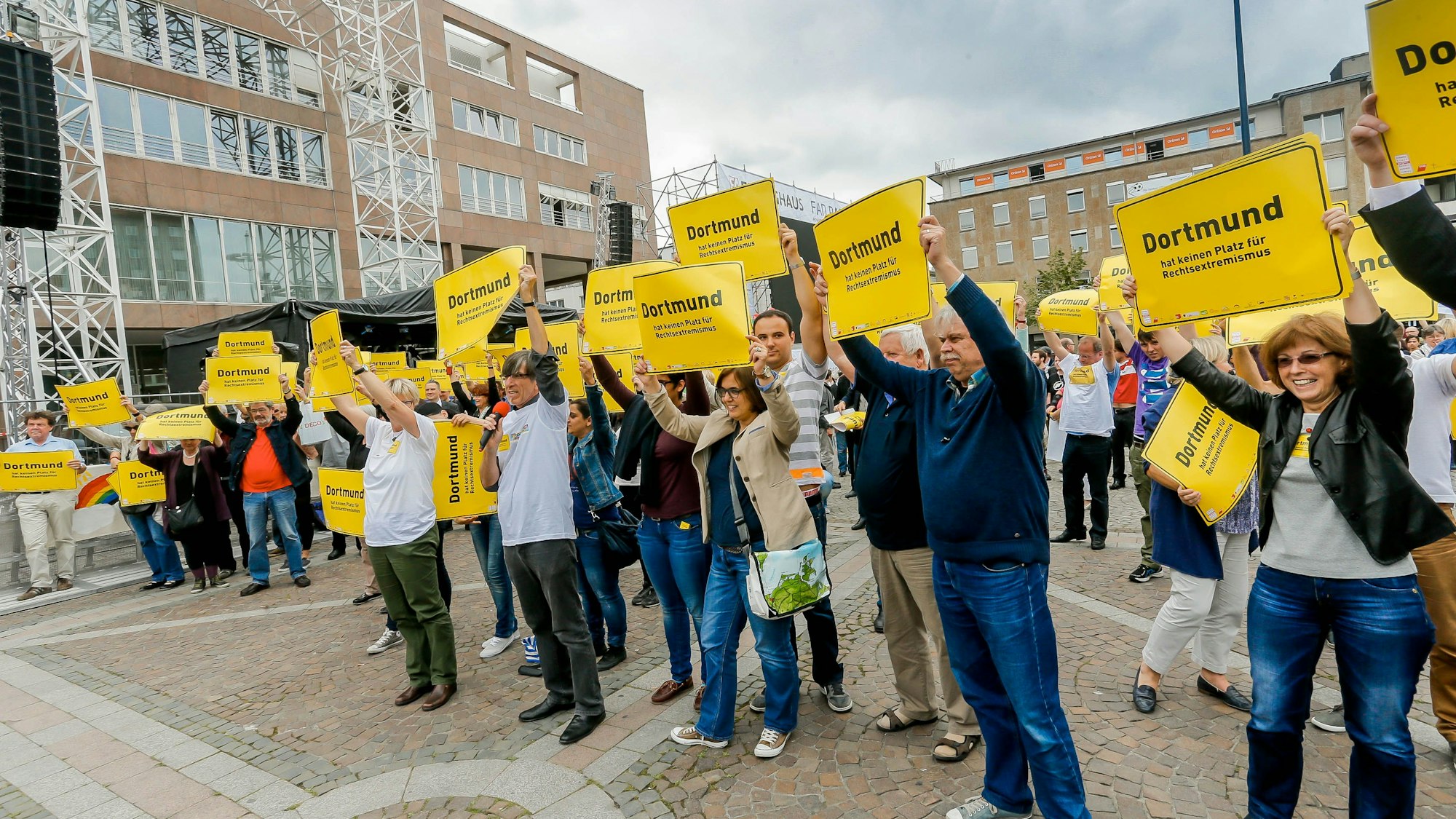 Dortmund City 2014: Eine Demo gegen SS Nazi Siggi, der als Ratsmitglied gewählt worden war: Demonstrierende halten Schilder hoch.