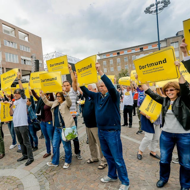 Dortmund City 2014: Eine Demo gegen SS Nazi Siggi, der als Ratsmitglied gewählt worden war: Demonstrierende halten Schilder hoch.