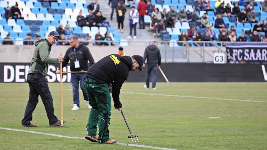 Greenkeeper versuchen, den Rasen im Ludwigsparkstadion auf Stand zu bringen.