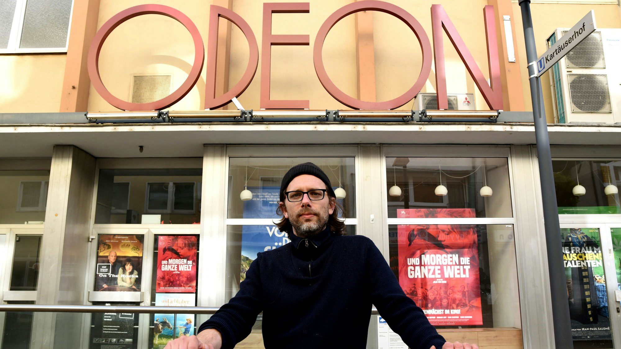 Leiter Martin Roelly vor dem Odeon auf der Severinstraße.