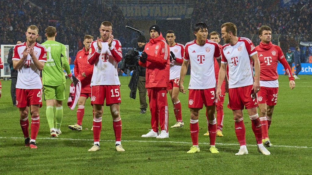 Die Bayern-Stars bedanken sich nach der Niederlage beim VfL Bochum bei ihren Fans.