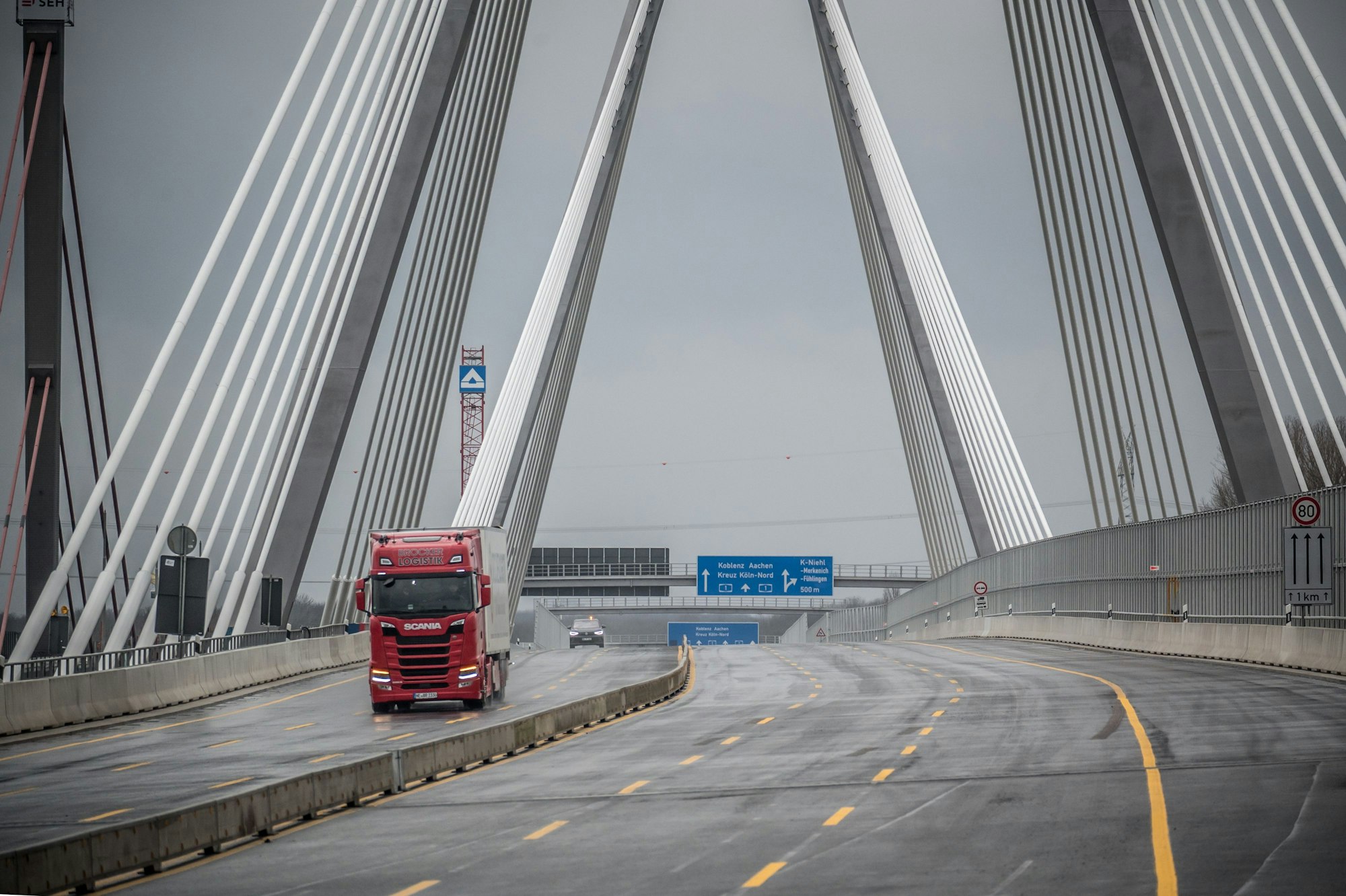 Die neue Rheinbrücke ist seit knapp einem Monat offen. Um die geplante Megastelze gibt es jetzt Streit.