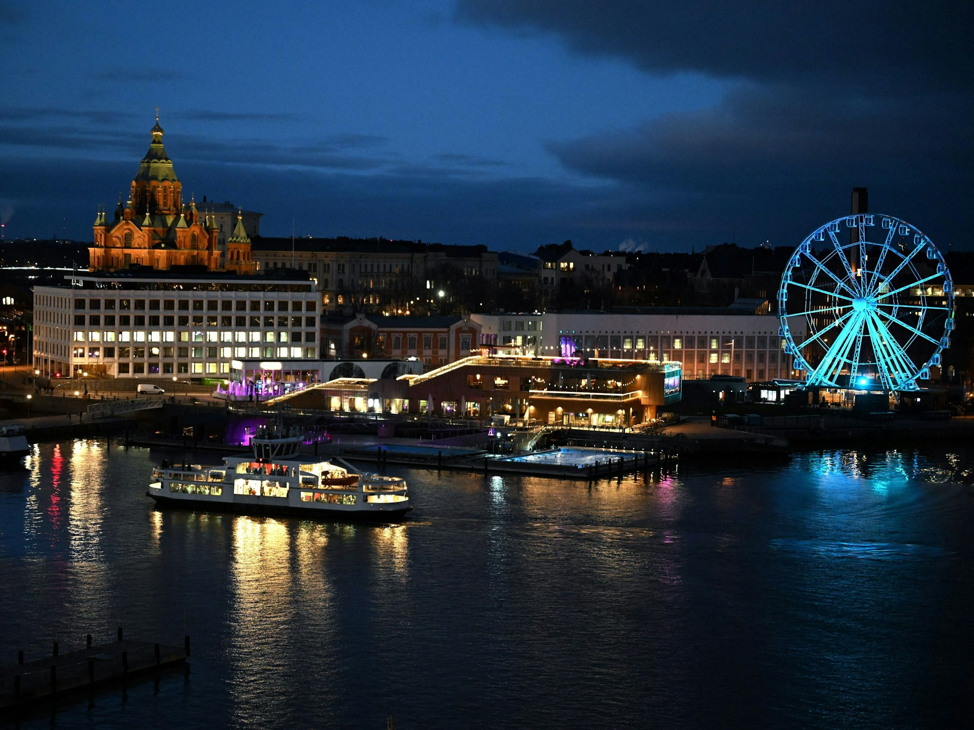 Ein Riesenrad wird während der Abenddämmerung in der finnischen Hauptstadt beleuchtet, hier im November 2023 in Helsinki.