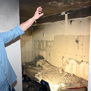 René Köhler aus der Alten Drahtzieherei in Wipperfürth begutachtet den vor Wochen entstandenen Brand im Untergeschoss des Veranstaltungsgebäudes.