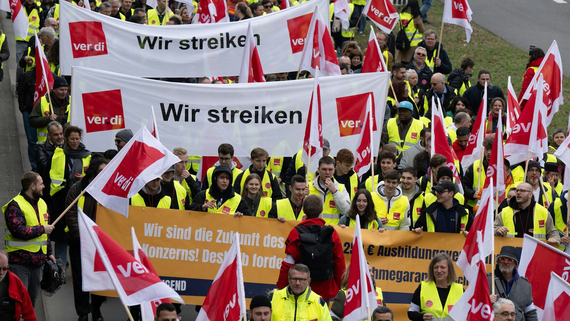 Verdi-Warnstreik: In Frankfurt protestieren Mitarbeiterinnne und Mitarbeiter der Lufthansa. (Symbolbild)