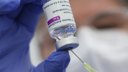 Um den Corona-Impfstoff Astrazeneca dreht sich ein Prozess um Schadenersatz vor dem Kölner Landgericht.