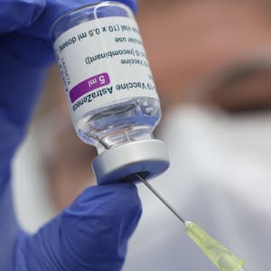 Um den Corona-Impfstoff Astrazeneca dreht sich ein Prozess um Schadenersatz vor dem Kölner Landgericht.