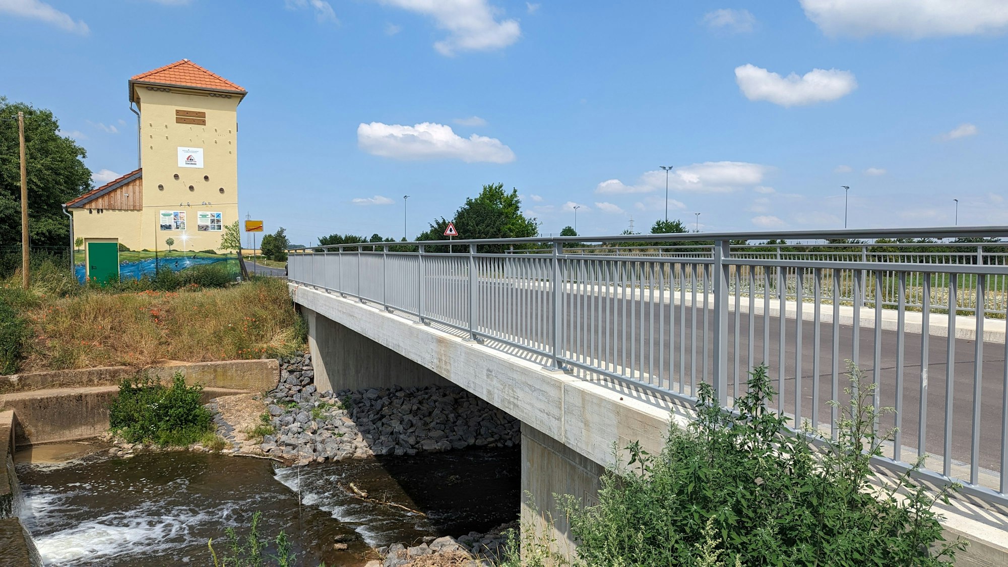 Das Bild zeigt die wiederhergestellte Brücke über die Erft bei Stotzheim.