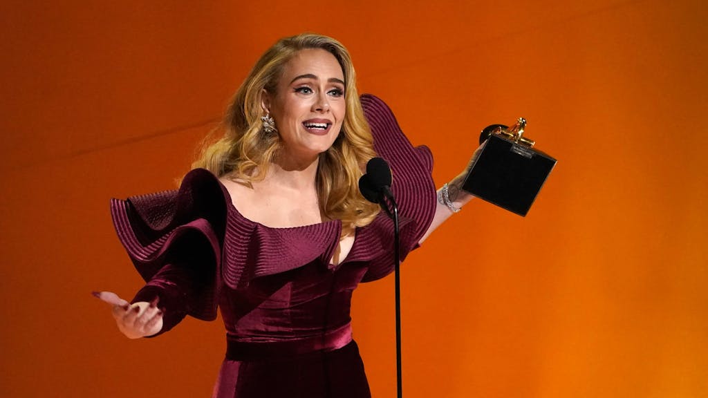 Adele nimmt am 5. Mai 2023 den Preis für die beste Pop-Solodarbietung für „Easy On Me“ bei der Verleihung der 65. Grammy Awards entgegen.