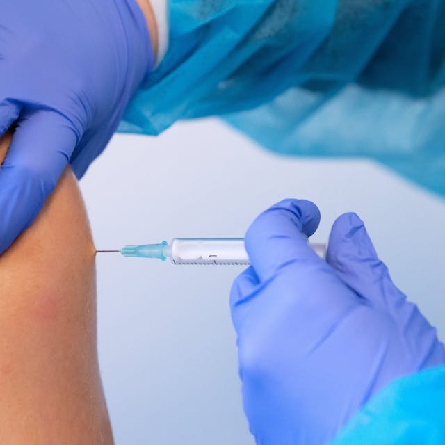 Ein Patient wird mit einem Corona-Impfstoff geimpft. (Symbolbild)