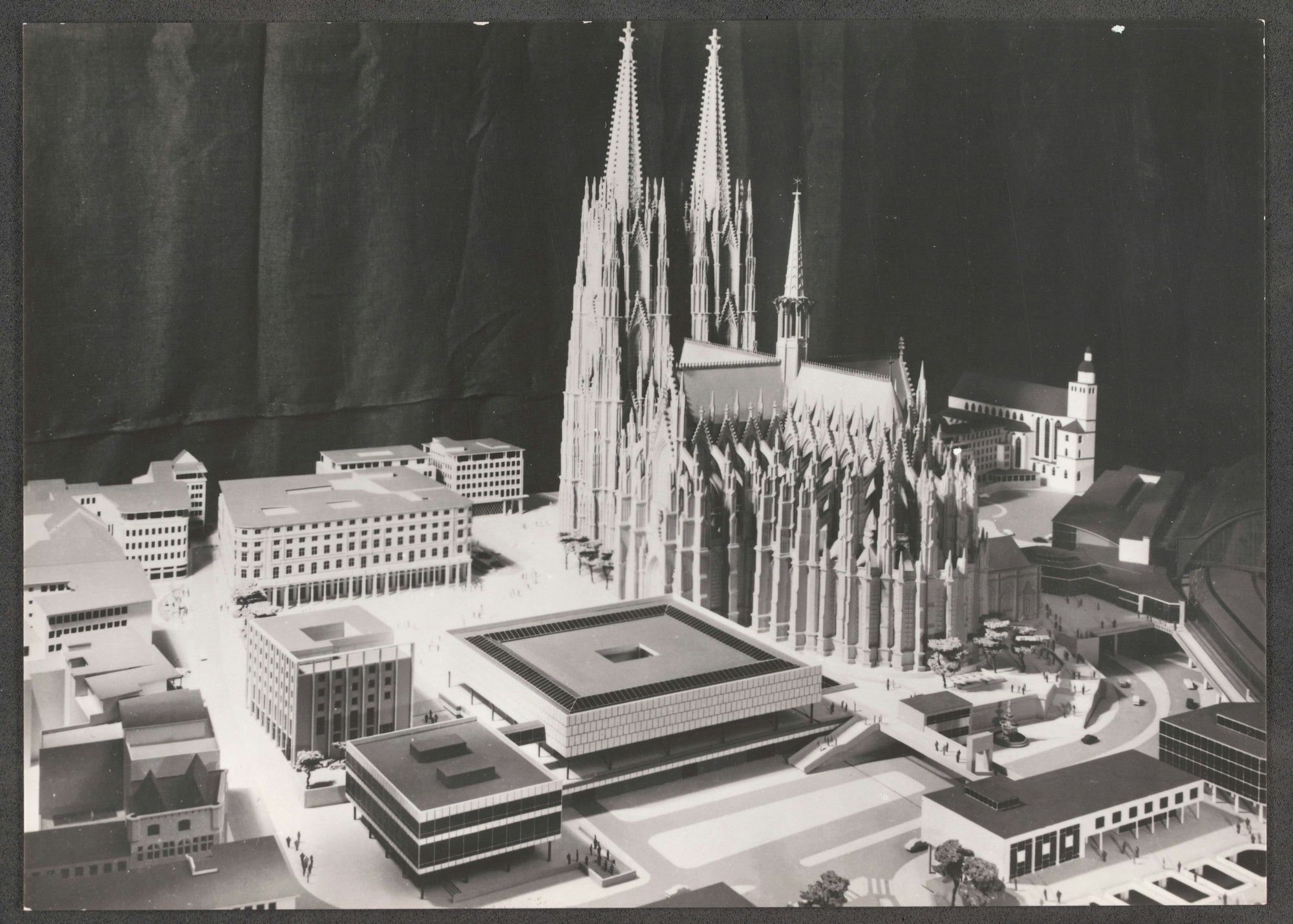 Der Siegerentwurf der Braunschweiger Architekten Heinz Röcke und Klaus Renner für den Wettbewerb 1967. Das geplante Museum und Studienhaus direkt neben dem Kölner Dom.