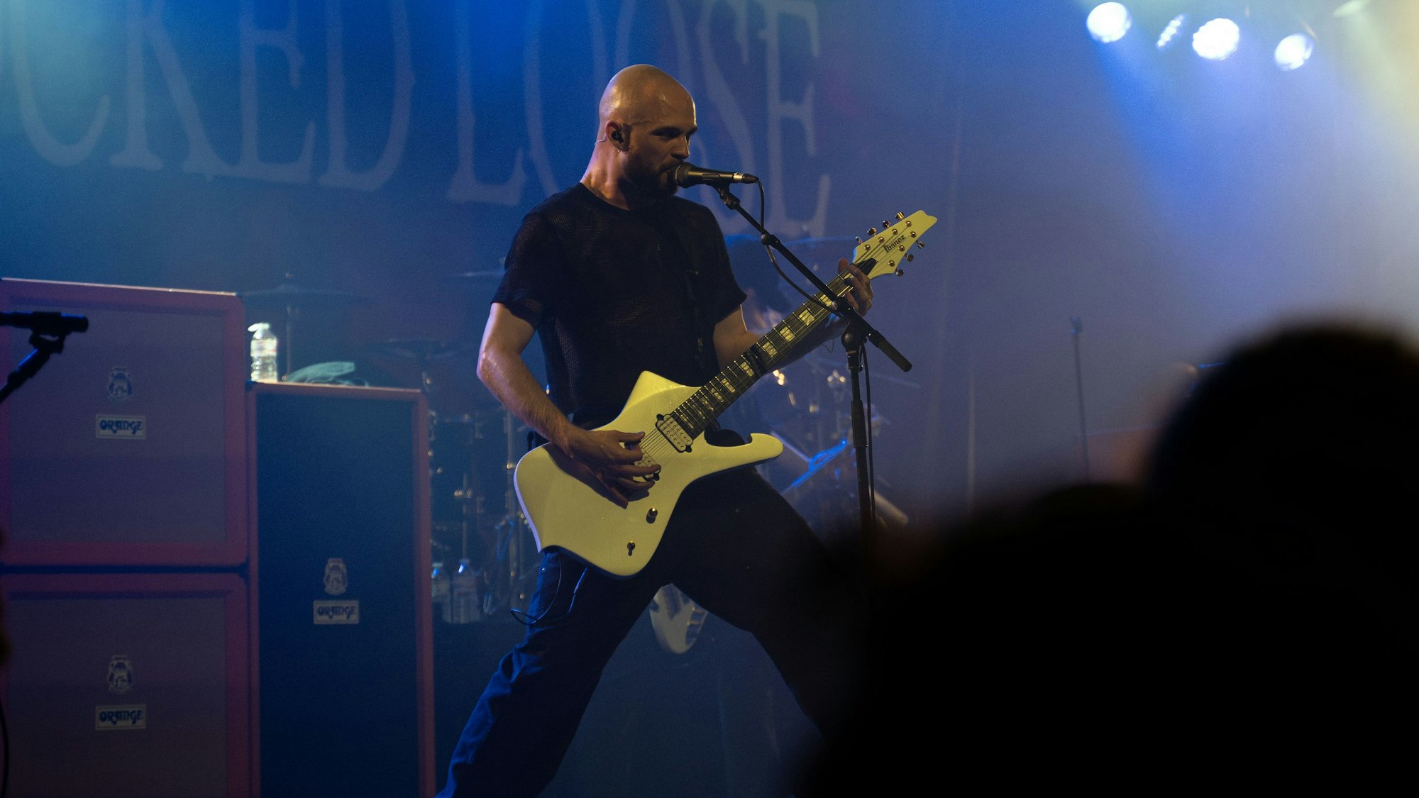 Gitarrist Isaac Hale animierte das Kölner Publikum zur Eskalation – mit teilweise drastischen, aber nicht ernst gemeinten Ansagen.