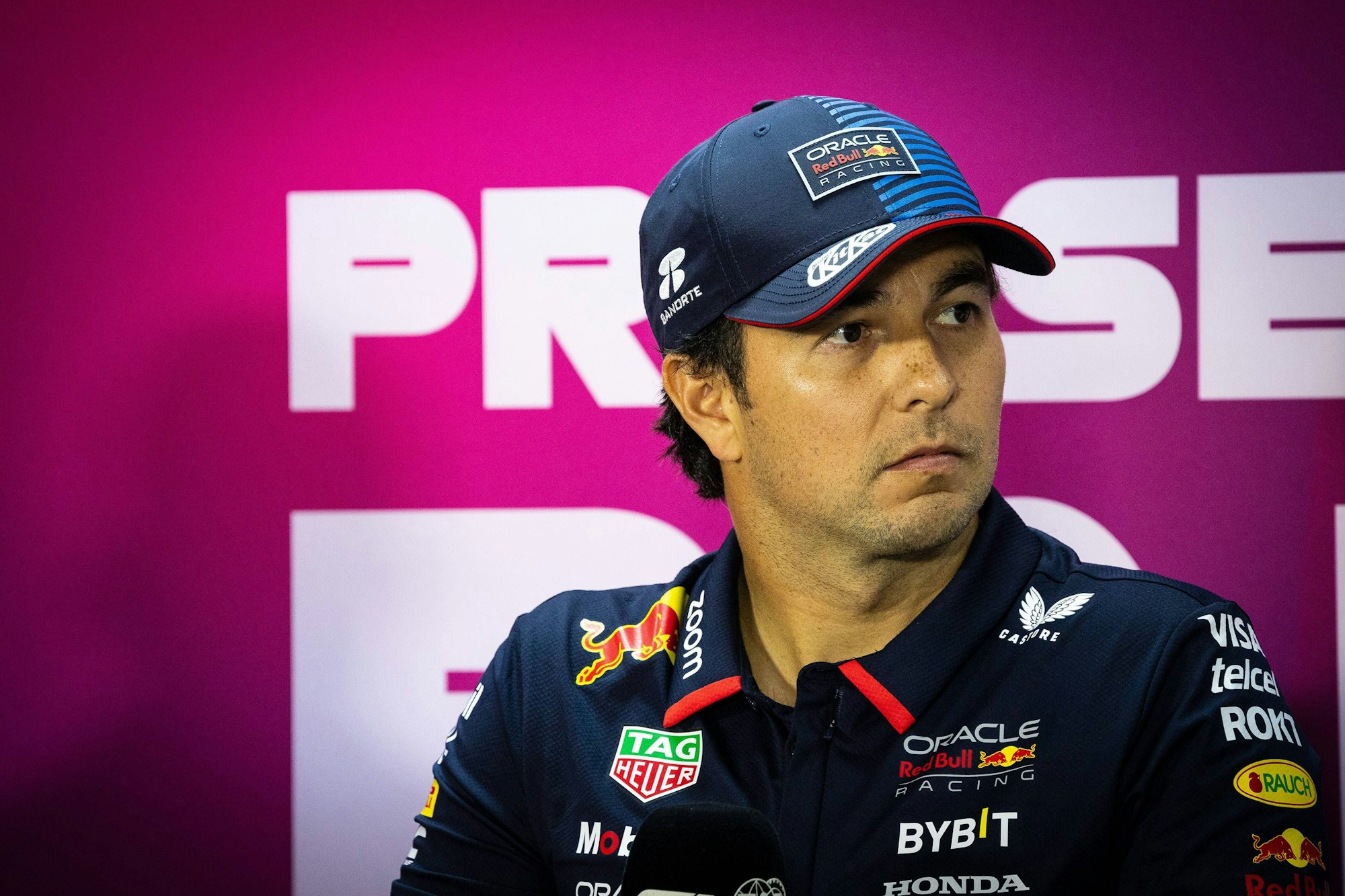 Sergio Perez vom Team Red Bull bei einer Pressekonferenz.