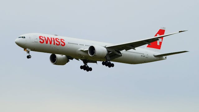 Eine Boeing 777 der Schweizer Fluggesellschaft Swiss beim Start kurz vor einem aufziehenden Gewitter. (Symbolbild)