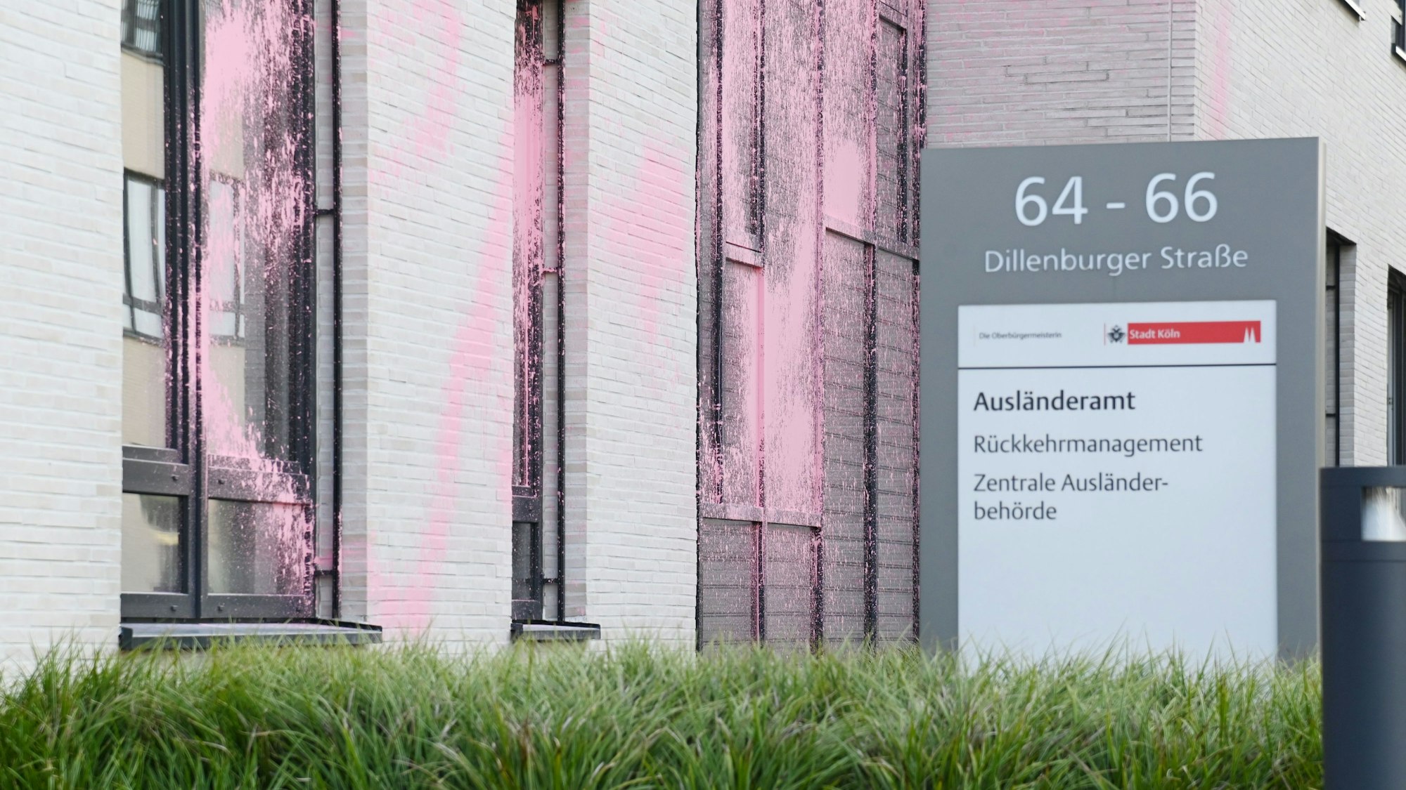 Das Ausländeramt auf der Dillenburgerstraße ist mit Farbe beschmiert.