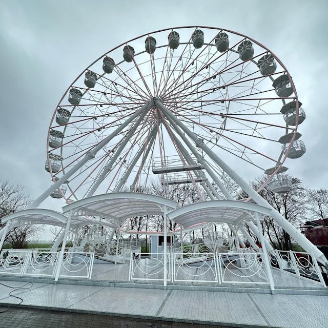 Das Riesenrad „Bella Vista“ ist 40 Meter hoch und bietet in Bonn-Beuel für zwei Monate Blick aufs Siebengebirge.