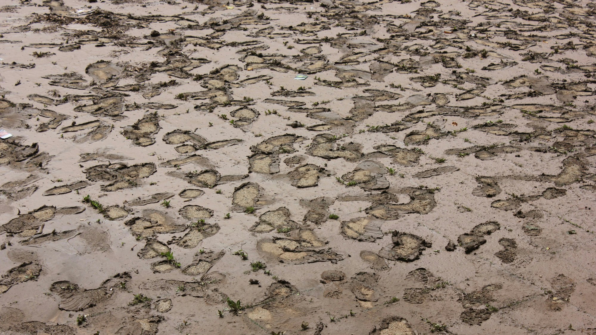 Das Bild zeigt zahlreiche Fußspuren im Flutschlamm in der Euskirchener Fußgängerzone.