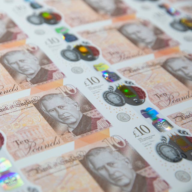 Dieses undatierte Foto, das von der Bank of England zur Verfügung gestellt wurde, zeigt 10-Pfund-Sterling-Noten mit dem Konterfei des britischen Königs Charles III.. Die Banknoten mit dem Porträt von König Charles III. werden erstmals am 5. Juni 2024 ausgegeben.