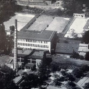 Luftbild der ehemaligen Cederwaldmühle in Bergisch Gladbach, Produktionsgebäude und Schornstein.