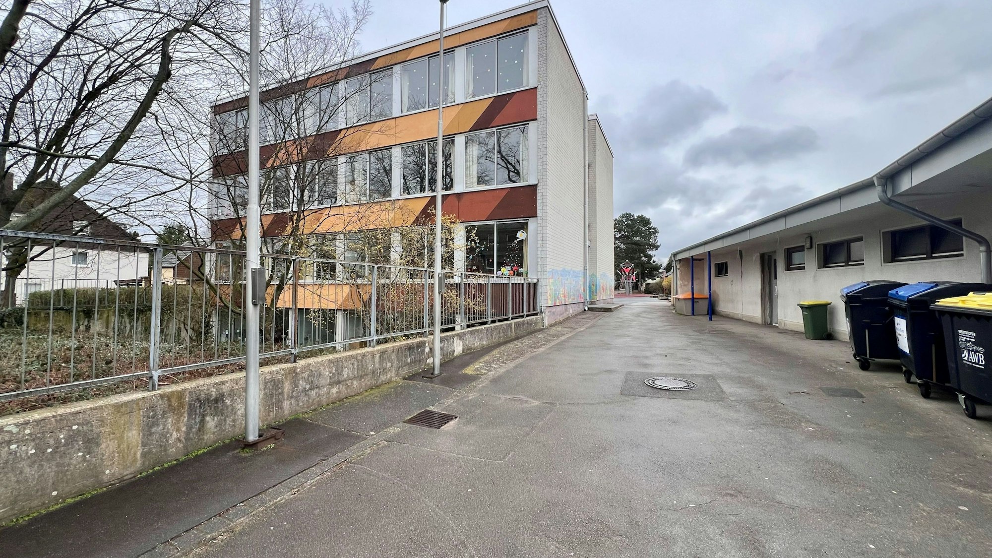 Blick auf ein würfelförmiges Gebäude, die Grundschule in Eil