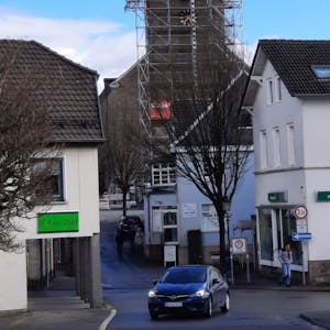 Das Foto zeigt den eingerüsteten Kirchturm von St. Severin.