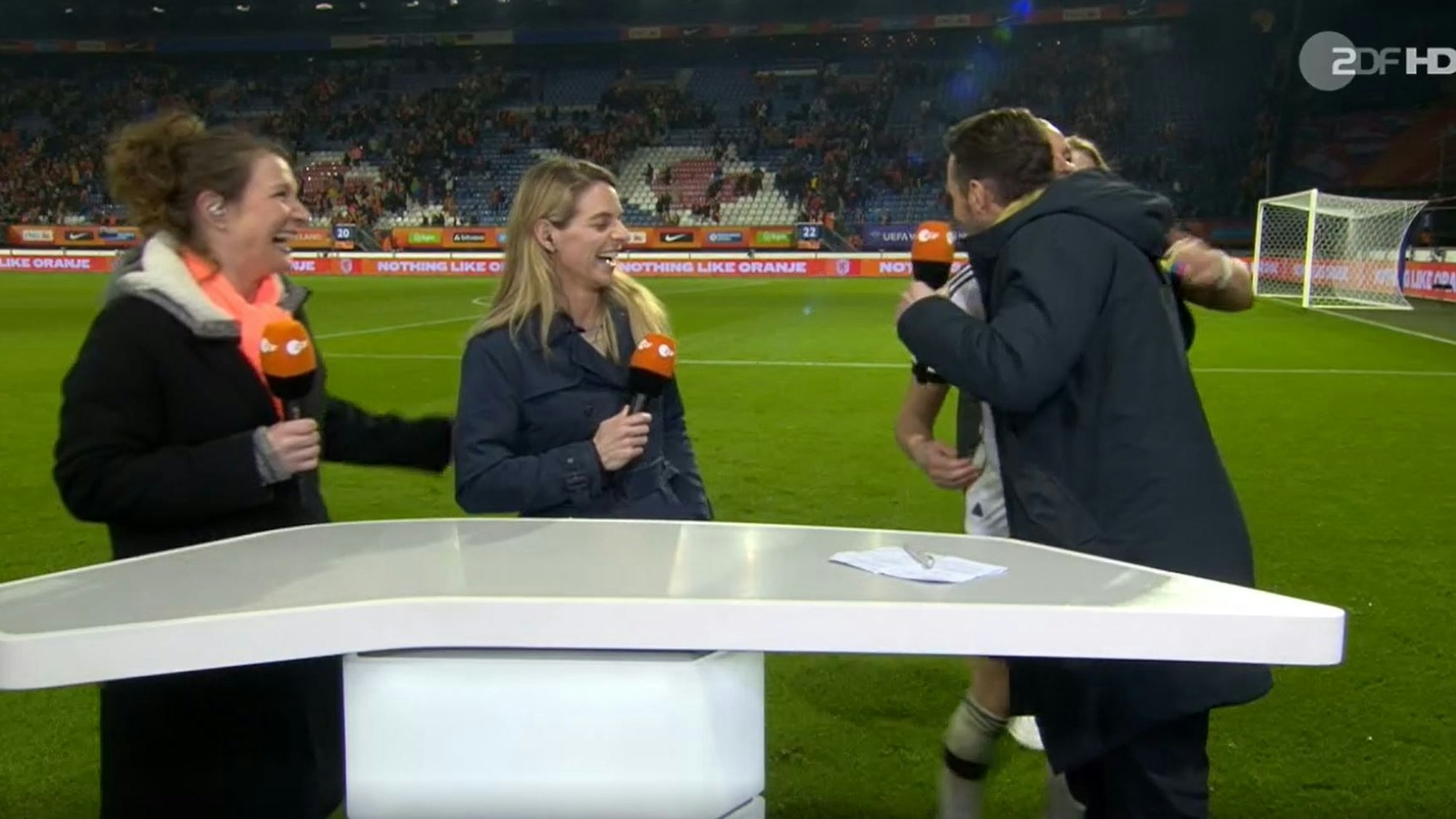 Alexandra Popp umarmt ZDF-Moderator Sven Voss nach dem Sieg gegen die Niederlande.