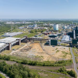 Das Luftbild zeigt einen Überblick über das Goldenbergkraftwerk und die Fabrik Berrenrath auf dem Knapsacker Hügel.