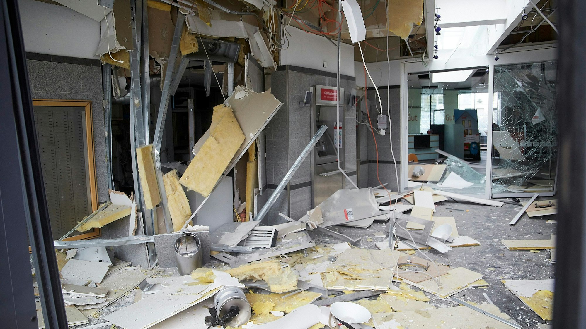 Das Bild zeigt ein zerstörtes Foyer einer Bank.