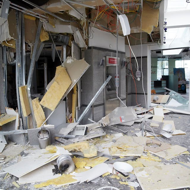 Das Bild zeigt ein zerstörtes Foyer einer Bank.