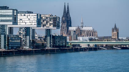 Stadtpanorama Köln bei sonnigem Frühlingswetter