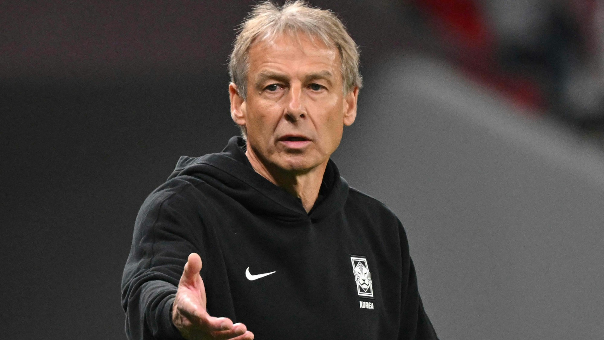 Jürgen Klinsmann gestikuliert bei seinem letzten Spiel als Nationaltrainer Südkoreas.