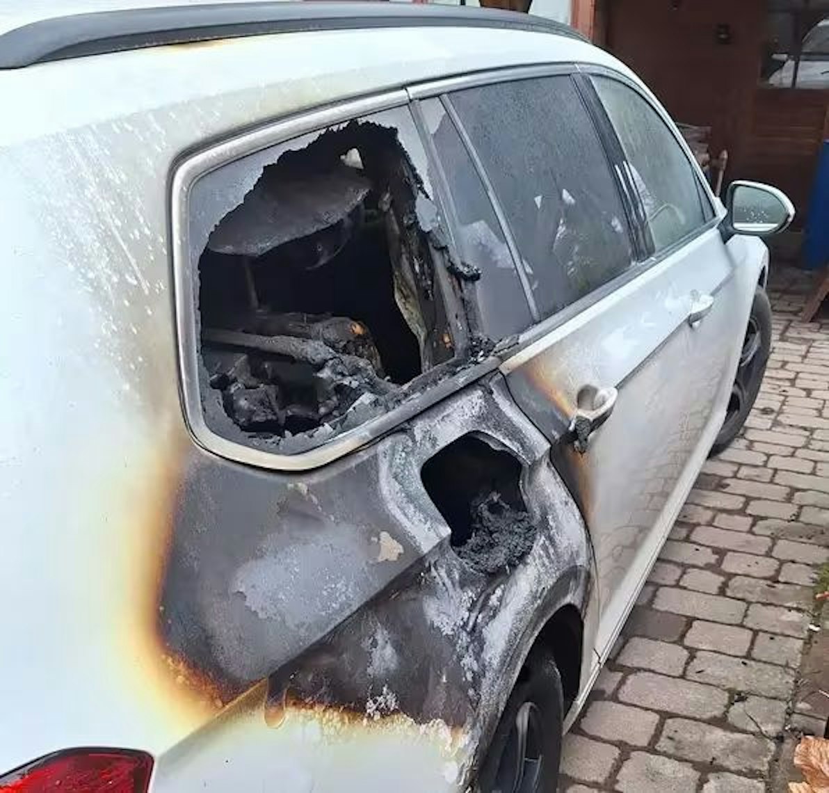 Tank in Flammen gesetzt: Das Auto der Gastfamilie aus Dresden, die mit einem Teenager und einem Baby angereist war