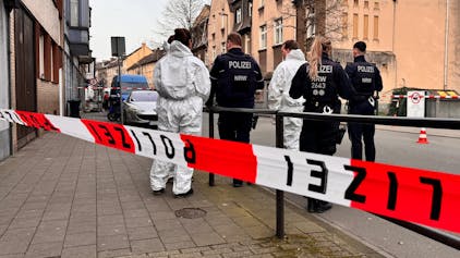 Beamte stehen an dem abgesperrten Tatort in Duisburg.