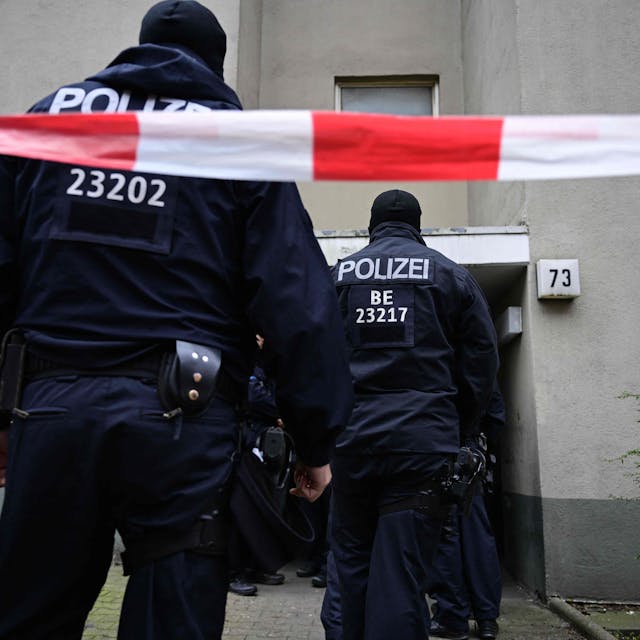 Mehrere Polizisten vor einem Wohnhaus in Berlin-Kreuzberg, in dem sich die ehemalige RAF-Terroristin Daniela Klette über mehrere Jahre versteckt hatte. Am Mittwoch soll ein möglicher Komplize festgenommen worden sein.
