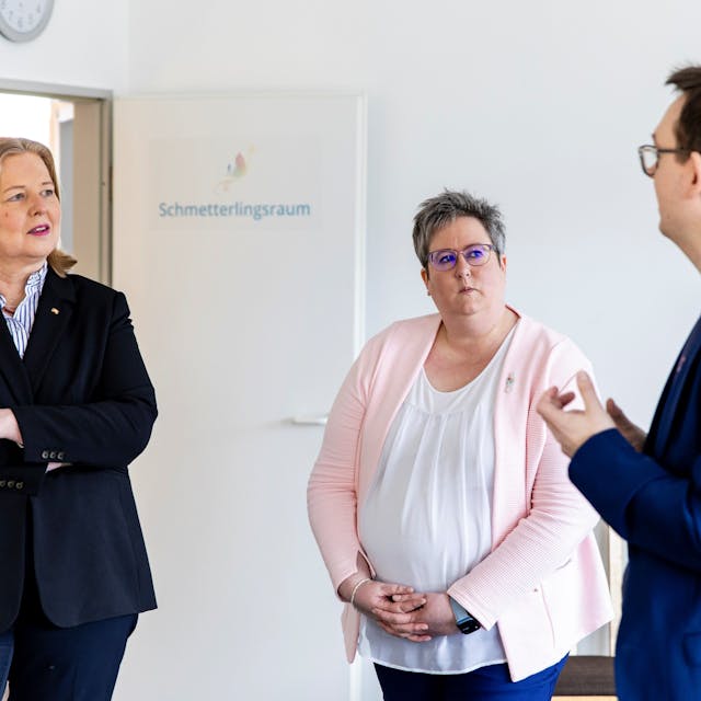 Bärbel Bas, Birgit Rutz und Denis Waldästl in den Vereinsräumen von Hope's Angel in Sankt Augustin.