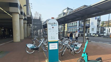 Vor dem Busbahnhof am Siegburger Bahnhof befindet sich eine Leihstation des RSVG-Bikes.