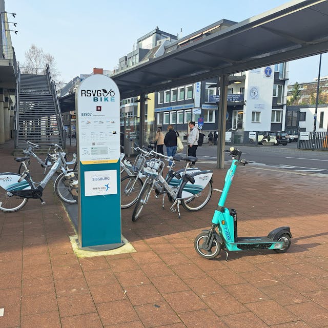Vor dem Busbahnhof am Siegburger Bahnhof befindet sich eine Leihstation des RSVG-Bikes.