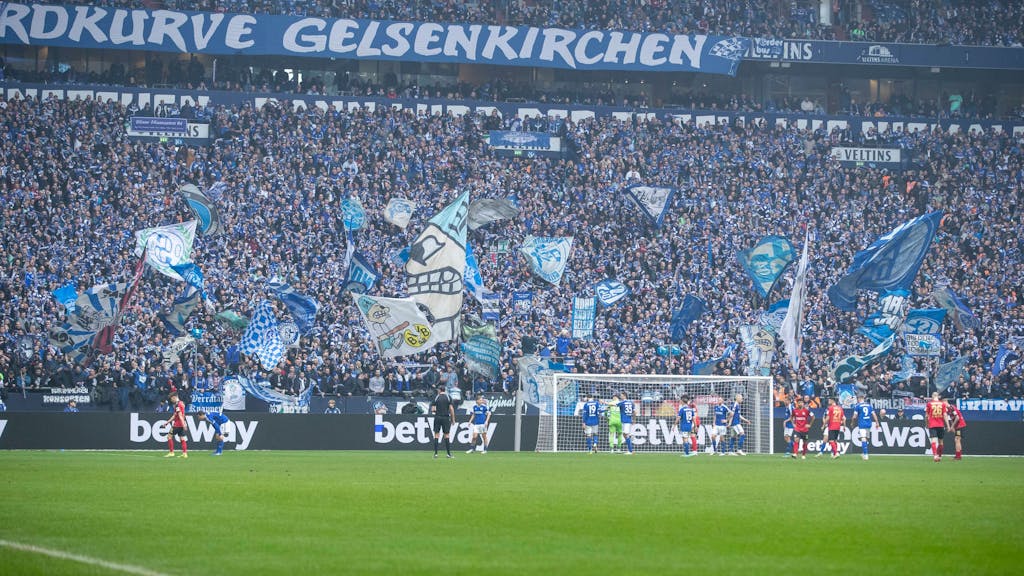 Ein Blick in die wie immer bestens gefüllte Fankurve von Schalke 04 beim Heimspiel gegen den SV Wehen Wiesbaden.