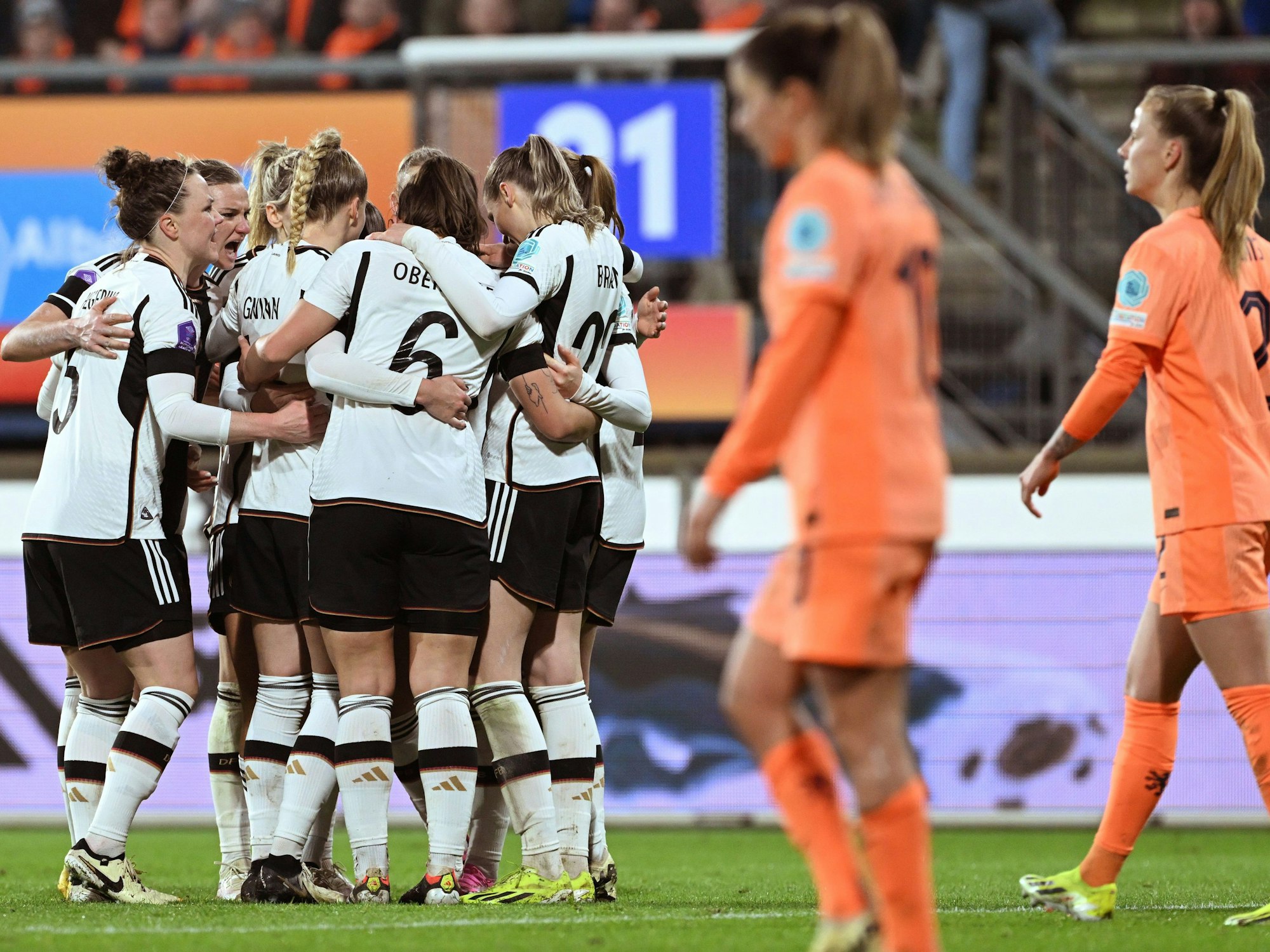 Die DFB-Frauen jubeln in Heerenveen über die 1:0-Führung gegen die Niederlande.