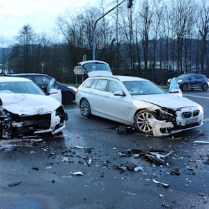 Zwei Unfallautos stehen auf einer Kreuzung in Overath.