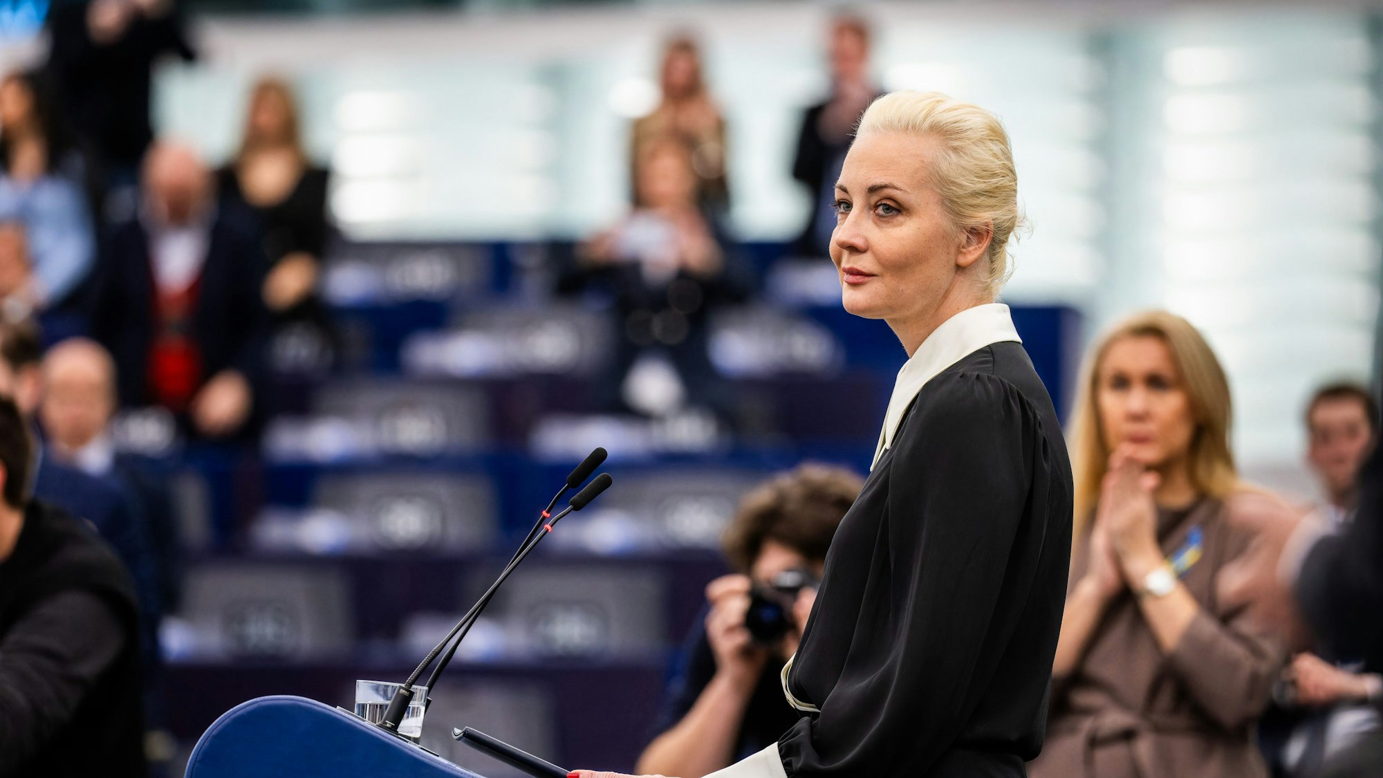 „Das Böse wird fallen“: Julia Nawalnaja bekam nach ihrer Rede im Europaparlament stehenden Applaus.