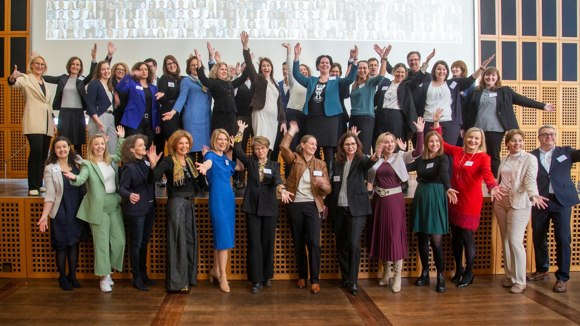 Mentorinnen und Mentoren mit Teilnehmenden von „Mit Frauen in Führung“ im Wallraf-Richartz-Museum.