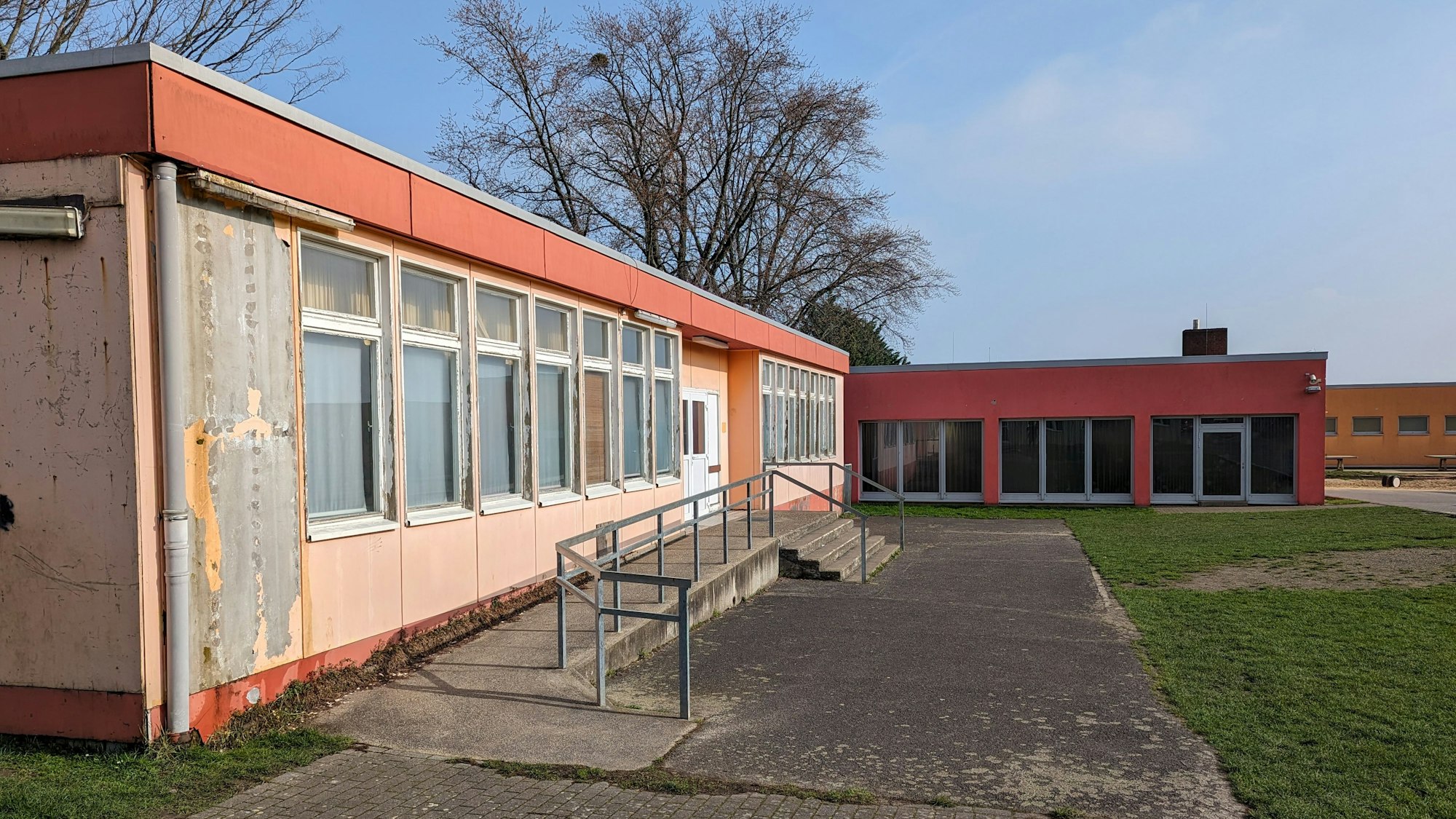 Ein maroder Pavillon mit abgeblätterter Farbe an der Fassade auf dem Schulhof der Martinusschule in Fischenich.