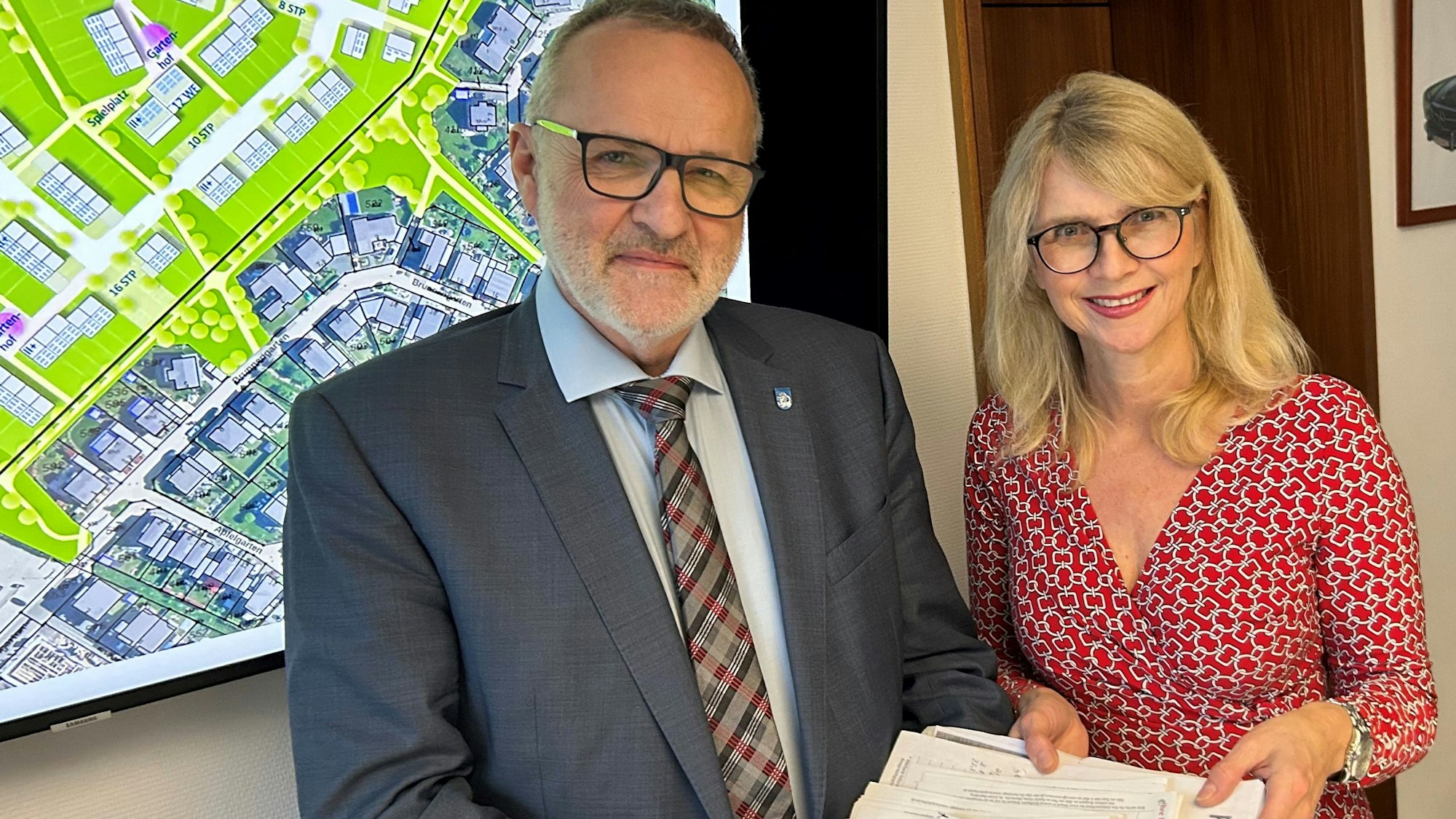 Unterschriften zum Erhalt der Burg Odenhausen übergibt Petra Vieten an  Bürgermeister Jörg Schmidt.