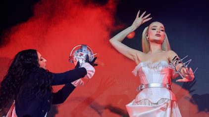 27.02.2024, Köln: Konzert Kim Petras im Palladium.

Eine Tänzerin hat der in Bonn geborenen Sängerin eine silberne Maske abgenommen. Petras posiert mit angewinkeltem Arm.