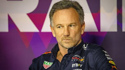 Red-Bull-Teamchef Christian Horner sitzt bei einer Pressekonferenz in Sakhir in Bahrain vor der Presse. Die Formel-1-Saison startet am Samstag, 2. März 2024.