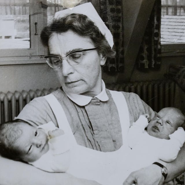 In den Armen von Krankenschwester Elsbeth Lieferscheidt ist Jörn Maiwald das rechte der beiden Babys. Der heutige Diplom-Ingenieur wurde am Schalttag des Jahres 1968 in Bergneustadt geboren.