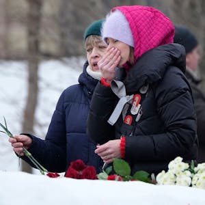 Frauen legen an einem Denkmal Blumen nieder, um Alexej Nawalny die letzte Ehre zu erweisen. Am Freitag soll Nawalny in Moskau beerdigt werden. Symbolbild)